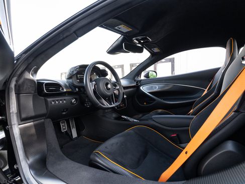 Used 2023 McLaren Artura RWD image 6