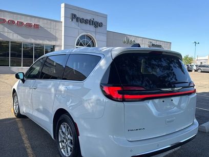 Used 2023 Chrysler Pacifica Touring-L