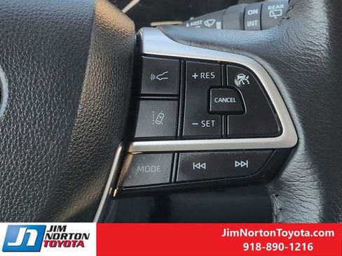 Used 2025 Toyota Sienna XLE image 29