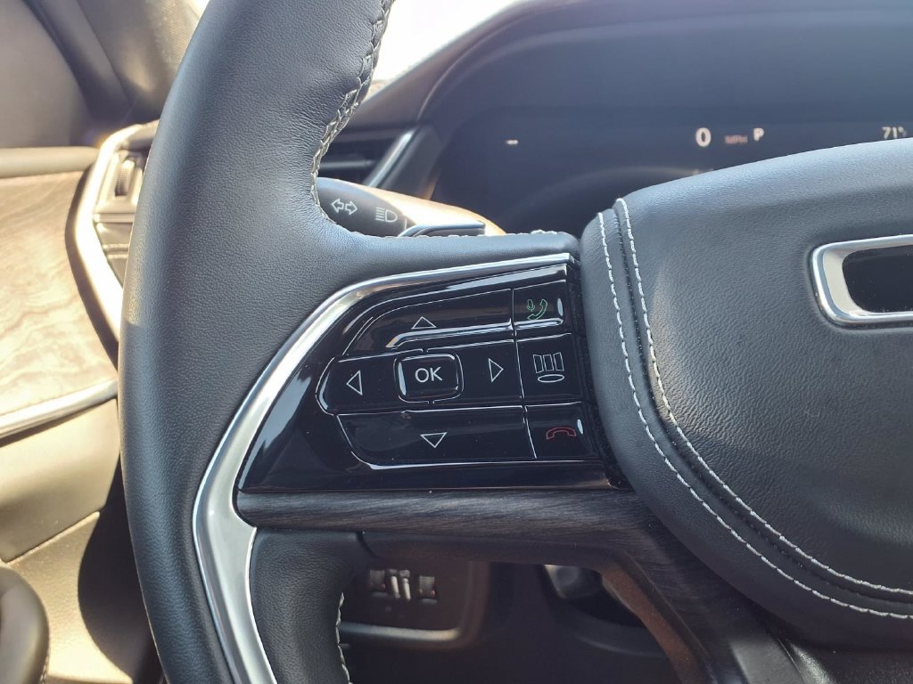 Used 2022 Jeep Grand Cherokee Overland AWD/4WD image 11