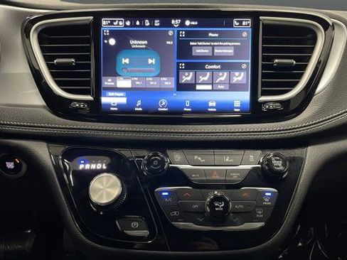 Used 2024 Chrysler Pacifica Touring image 12