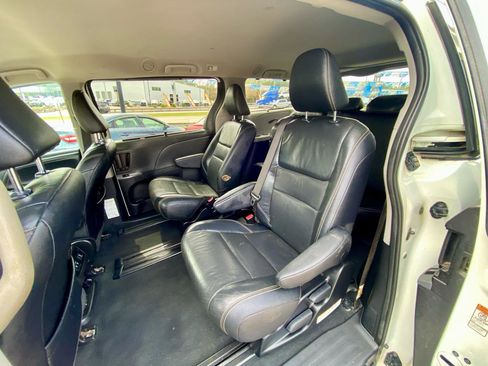 Used 2019 Toyota Sienna SE FWD image 14