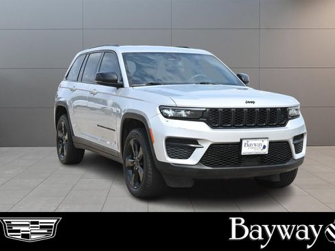 Used 2023 Jeep Grand Cherokee Altitude AWD/4WD image 3