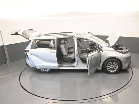 Used 2024 Toyota Sienna XLE FWD image 71