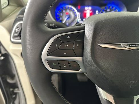 Used 2023 Chrysler Pacifica Touring-L image 15