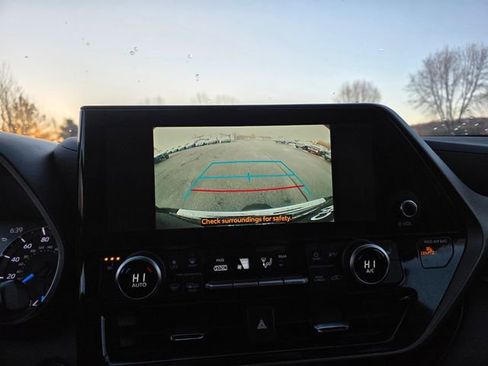 Used 2023 Toyota Highlander XLE image 30