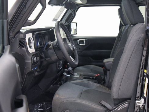 Used 2025 Jeep Wrangler Unlimited Sahara image 2