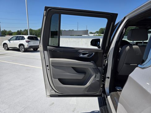 Used 2023 GMC Yukon XL SLT w/ SLT Luxury Package RWD image 17