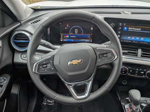 Certified 2025 Chevrolet Trax LT w/ LT Convenience Package image 20