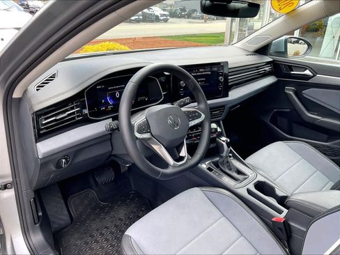 Used 2025 Volkswagen Jetta SE FWD image 8