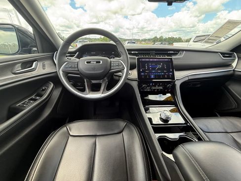 Used 2023 Jeep Grand Cherokee Limited w/ Luxury Tech Group II RWD image 8