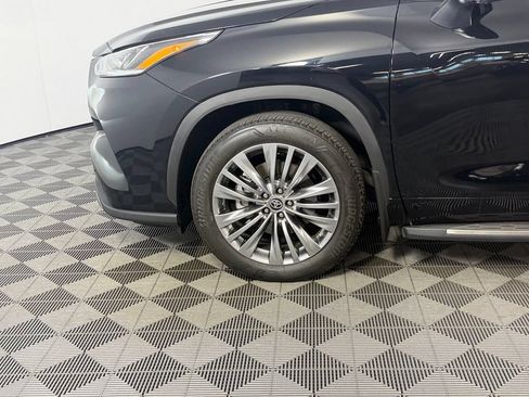 Used 2024 Toyota Highlander Platinum FWD image 10
