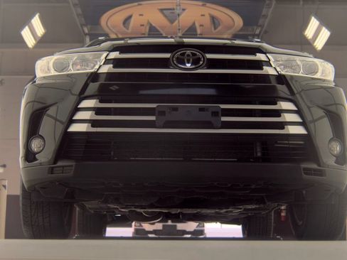 Used 2019 Toyota Highlander XLE w/ Carpet Mat Package (TMS) AWD/4WD image 8