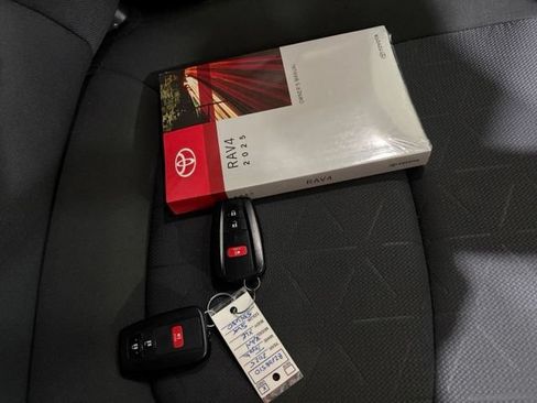 Used 2025 Toyota RAV4 XLE AWD/4WD image 9