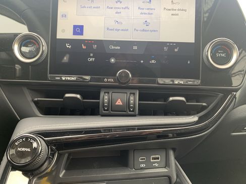 Certified 2025 Lexus NX 250 FWD w/ Towing Package (2000 Lbs) image 29