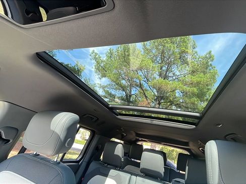 Used 2023 Land Rover Defender 130 X-Dynamic SE image 23