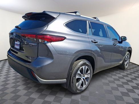 Used 2023 Toyota Highlander XLE image 6
