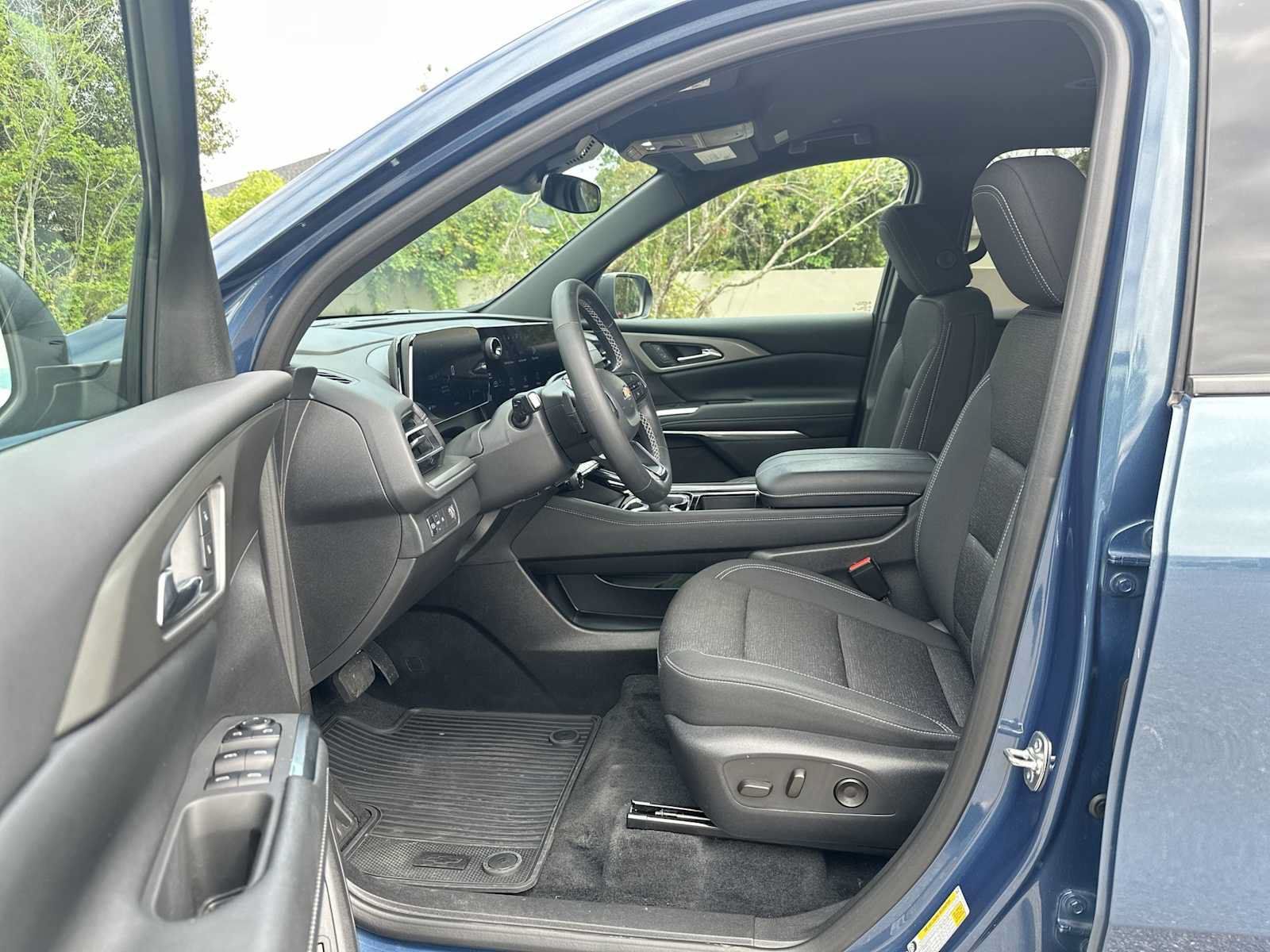 Certified 2025 Chevrolet Traverse LT FWD image 2