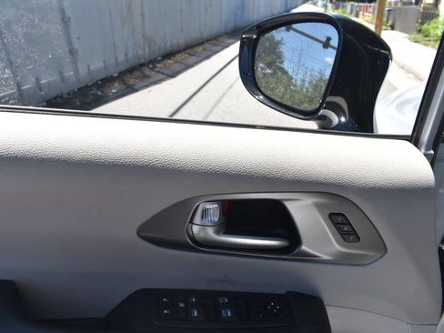 Used 2024 Chrysler Pacifica Touring-L FWD image 13