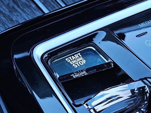 Used 2023 BMW 760i xDrive image 22