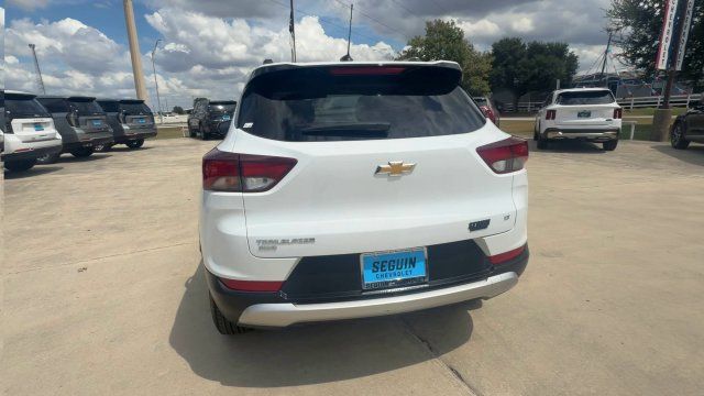 Used 2025 Chevrolet TrailBlazer LT AWD/4WD image 7