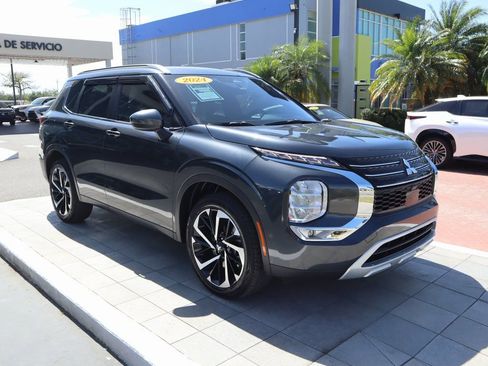 Used 2024 Mitsubishi Outlander SE Black Edition image 3