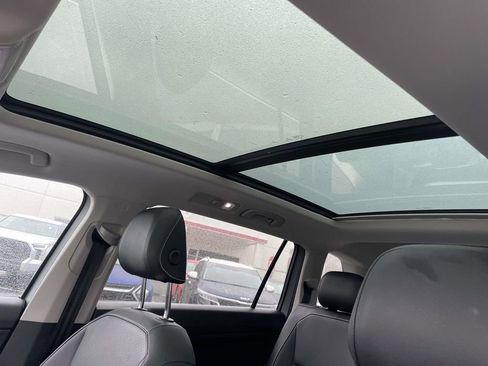 Used 2021 Volkswagen Tiguan SE w/ Panoramic Sunroof Package image 30