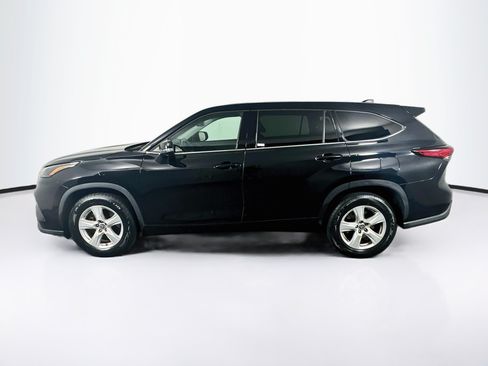 Used 2022 Toyota Highlander LE FWD image 4