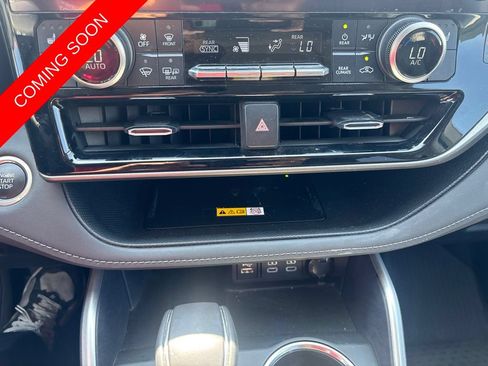 Used 2024 Toyota Highlander XLE FWD image 31