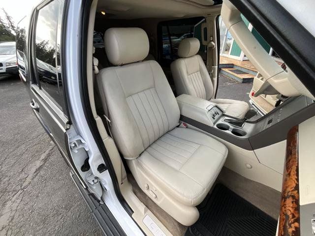 Used 2004 Lincoln Navigator Luxury AWD/4WD image 19