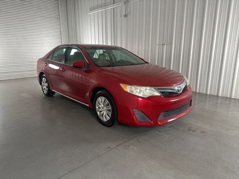 Used 2014 Toyota Camry LE image 3