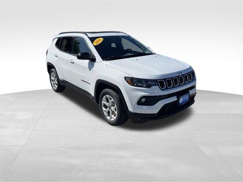 Used 2025 Jeep Compass Latitude w/ Sun & Sound Group AWD/4WD image 9