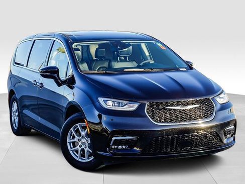 Certified 2024 Chrysler Pacifica Touring-L image 2