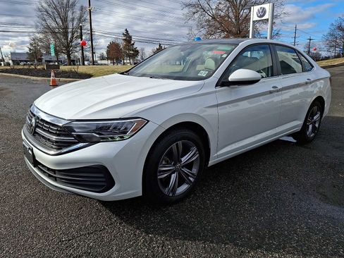 Certified 2023 Volkswagen Jetta SE w/ Panoramic Sunroof Package image 3