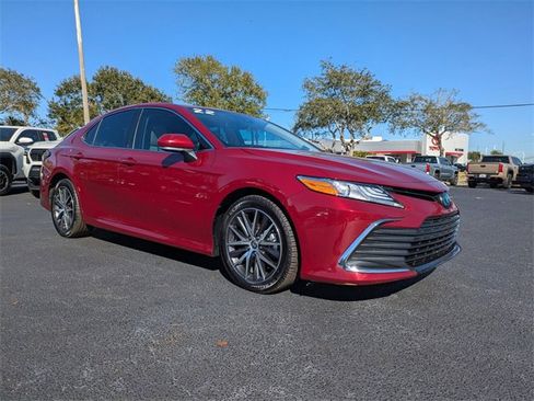 Used 2022 Toyota Camry XLE image 2