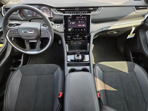 New 2025 Jeep Grand Cherokee L Altitude image 8