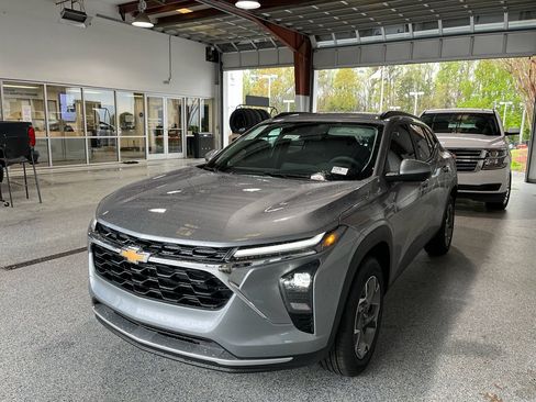 Used 2026 Chevrolet Trax LT FWD image 4