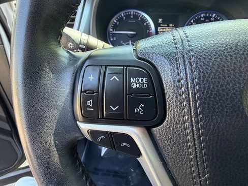 Used 2018 Toyota Highlander Limited FWD image 25