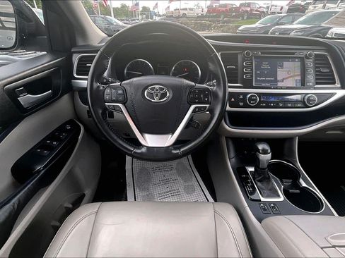 Used 2017 Toyota Highlander XLE AWD/4WD image 5