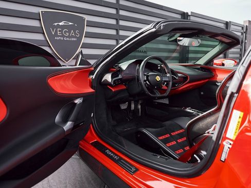 Used 2022 Ferrari SF90 Spider image 38