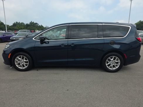 Used 2023 Chrysler Pacifica Touring-L FWD image 8