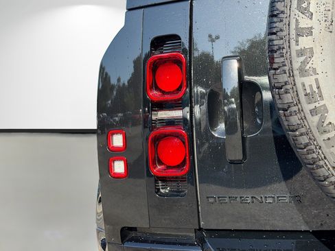 Certified 2025 Land Rover Defender 110 X-Dynamic SE AWD/4WD image 10