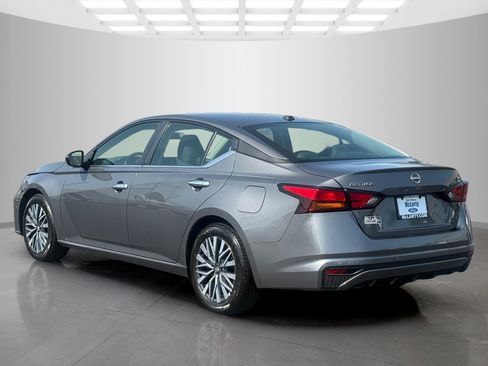 Used 2025 Nissan Altima 2.5 SV FWD image 5