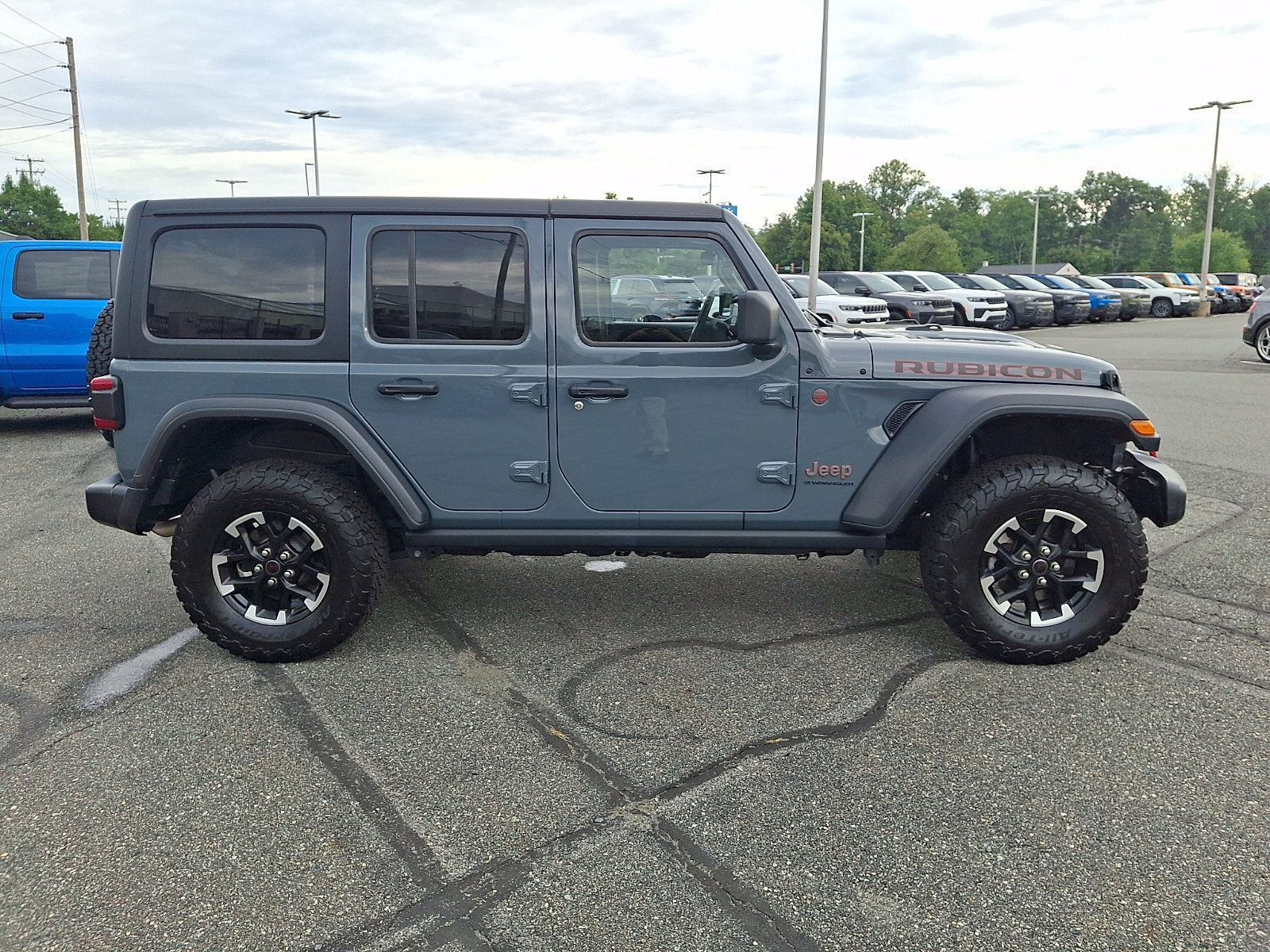 Used 2025 Jeep Wrangler Unlimited Rubicon w/ Convenience Group AWD/4WD image 7