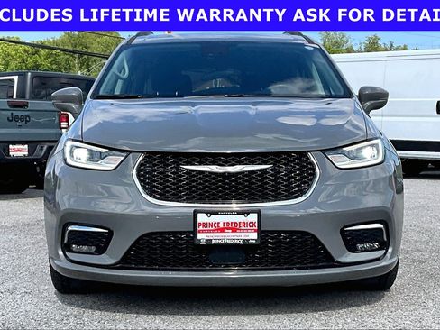 Used 2022 Chrysler Pacifica Touring-L FWD image 2
