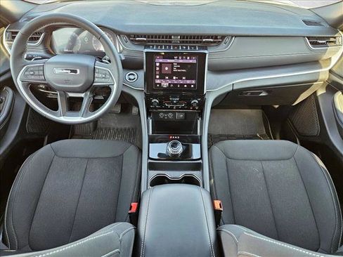 Used 2025 Jeep Grand Cherokee L Laredo RWD image 17