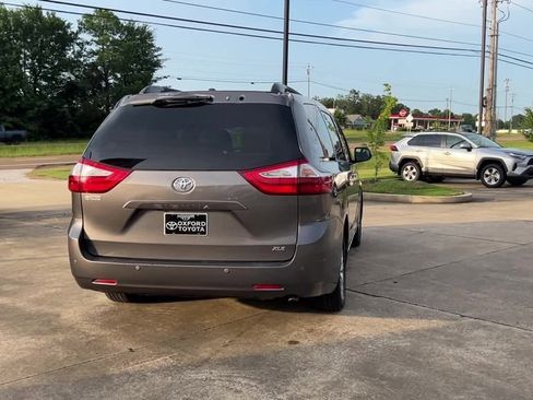 Used 2017 Toyota Sienna XLE image 5