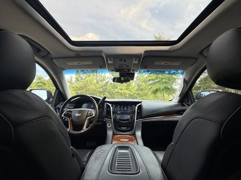 Used 2018 Cadillac Escalade Premium Luxury RWD image 33
