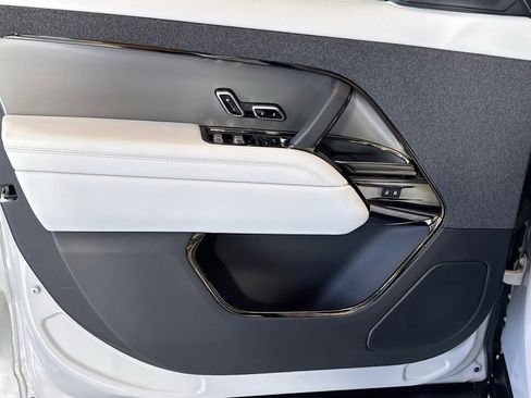 Used 2024 Land Rover Range Rover Sport SE image 11