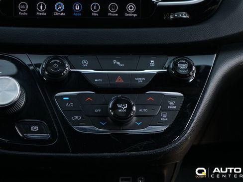 Used 2018 Chrysler Pacifica Touring Plus FWD image 15